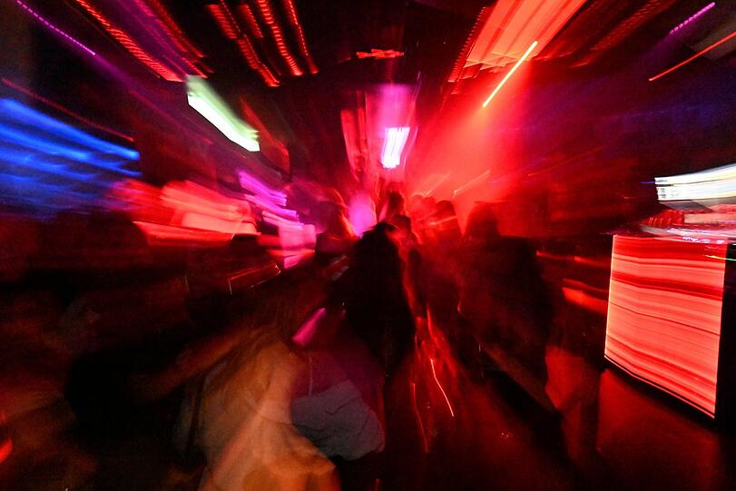 Gäste tanzen in einem Club. Symbolbild
