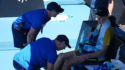 Jannik Sinner hatte im hei&szlig;en Melbourne mit Kr&auml;mpfen zu k&auml;mpfen.