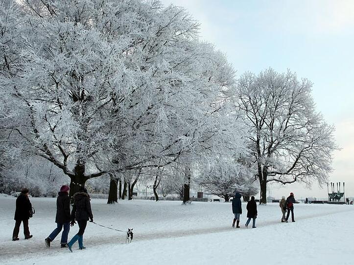 Ein Weihnachts-Spaziergang im Schnee: wohl überall in Deutschland möglich.