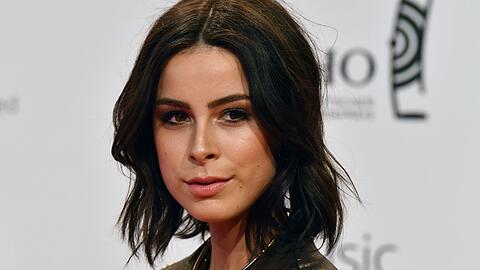 Bei einem Auftritt in Berlin hat sich Lena Meyer-Landrut einen halben Zahn ausgeschlagen.