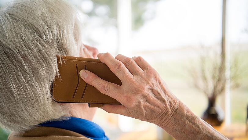 Die Betrüger forderten 60.000 Euro von der Seniorin. (Symbolbild)