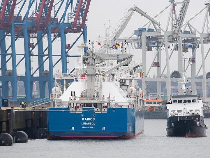 Das LNG-Bunker-Schiff "Kairos" liegt am Kreuzfahrtterminal Steinwerder. Das 117 Meter lange Schiff kann 7500 Kubikmeter Flüssigerdgas laden.