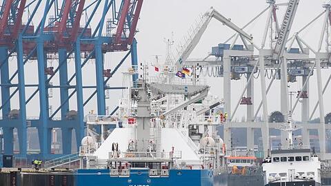 Das LNG-Bunker-Schiff "Kairos" liegt am Kreuzfahrtterminal Steinwerder. Das 117 Meter lange Schiff kann 7500 Kubikmeter Flüssigerdgas laden.