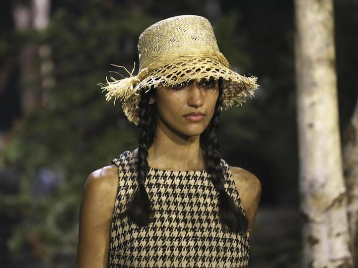 "Gärtnerin" mit Strohhut bei der Dior-Show.