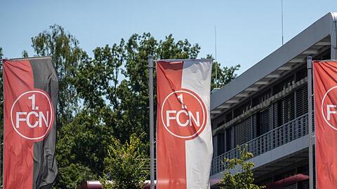 Fahnen mit dem Vereinslogo vor dem Vereinsgebäude des 1. FC Nürnberg.