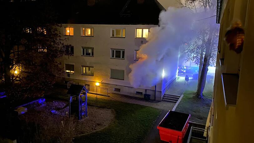 Die Feuerwehr konnte die Bewohner ins Freie bringen.
