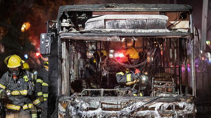 Israelische Feuerwehrleute untersuchen einen völlig ausgebrannten Bus, nachdem dieser von einer Rakete getroffen worden war. Israelische Feuerwehrleute untersuchen einen völlig ausgebrannten Bus, nachdem dieser von einer Rakete getroffen worden war.