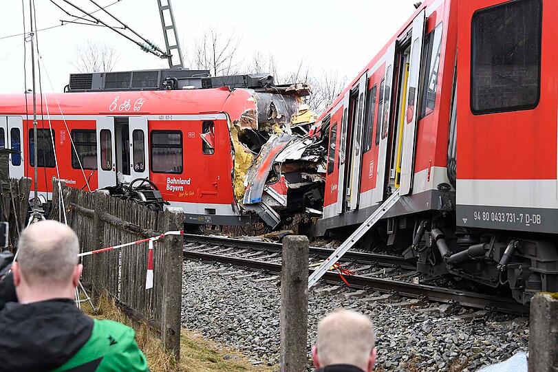 Am Tag nach dem Frontalzusammenstoß zweier S-Bahnen in Schäftlarn mit einem Toten und 18 Verletzten laufen am Unfallort weiter Untersuchungen.