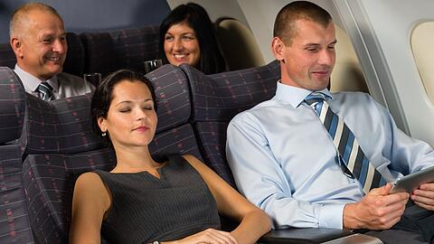 Im Flugzeug zu entspannen, fällt nicht immer leicht.