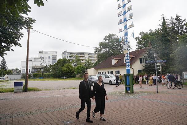 Maibaum, Vereinshaus, Pelkovenschlössl - und eine leere Kiesfläche: Wie der Moosacher St.-Martins-Platz mehr und schöner genutzt werden kann, soll ein Wettbewerb klären. Maibaum, Vereinshaus, Pelkovenschlössl - und eine leere Kiesfläche: Wie der Moosacher St.-Martins-Platz mehr und schöner genutzt werden kann, soll ein Wettbewerb klären.