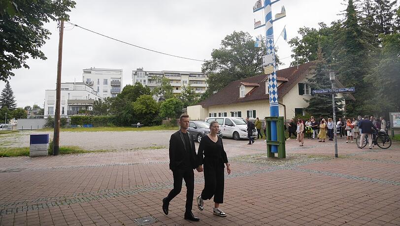 Maibaum, Vereinshaus, Pelkovenschlössl - und eine leere Kiesfläche: Wie der Moosacher St.-Martins-Platz mehr und schöner genutzt werden kann, soll ein Wettbewerb klären. Maibaum, Vereinshaus, Pelkovenschlössl - und eine leere Kiesfläche: Wie der Moosacher St.-Martins-Platz mehr und schöner genutzt werden kann, soll ein Wettbewerb klären.
