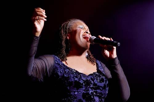 Queen Esther Marrow singt in München.