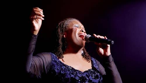 Queen Esther Marrow singt in München.