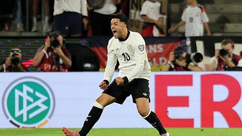 Nadiem Amiri feiert nach seinem ersten Länderspieltreffer.