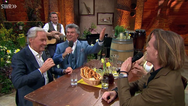 Peter Kraus und sein Sohn Mike performen in Andy Borgs Weinstube ein Duett.