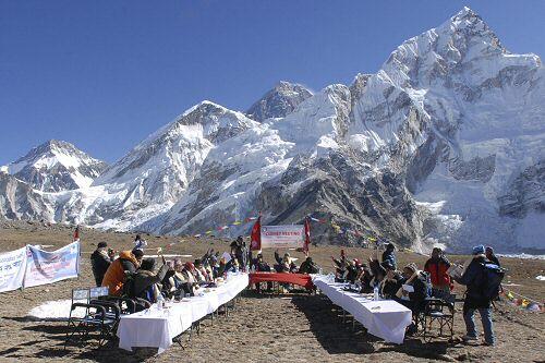 Das Kabinett Nepals tagt auf dem Mount Everest.
