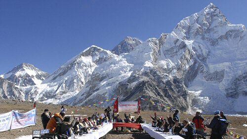 Das Kabinett Nepals tagt auf dem Mount Everest. Das Kabinett Nepals tagt auf dem Mount Everest.