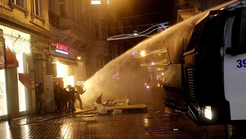 Die Kritik an der Türkei und Premier Erdogan wächst in Europa und der Welt. In der Nacht auf Samstag gingen wieder hunderte Demonstranten auf die Straßen in Istanbul. Hier die Bilder.