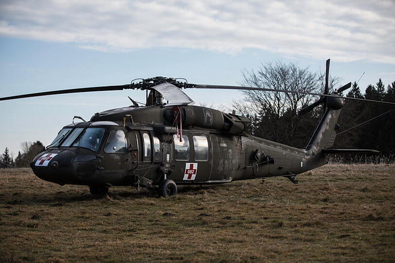 Kennt man normalerweise nur aus Hollywood-Streifen: Schwere Panzerwagen und Black Hawks der US Army. Derzeit üben die Soldaten Evakuierungen im Gebirge bei Traunstein. Hier gibt's die Fotos.