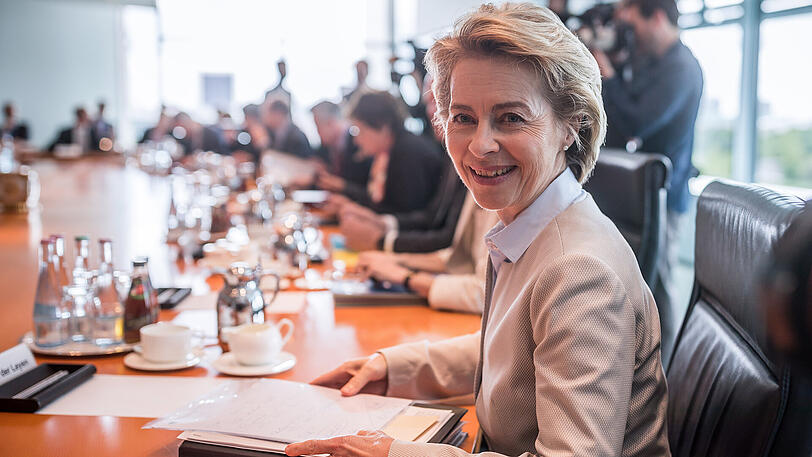 Verteidigungsministerin Ursula von der Leyen (CDU) kurz vor Beginn der Sitzung des Bundeskabinetts im Kanzleramt. Es wurde unter anderem über eine Verlegung der Bundeswehrsoldaten am Stützpunkt in der Türkei beraten.