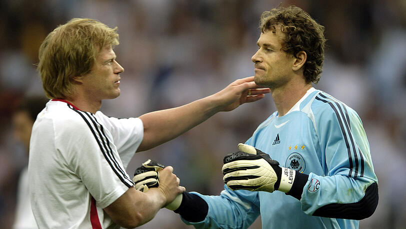 Faire Geste im WM-Viertelfinale 2006: Oliver Kahn (l.) gratuliert seinem Rivalen Jens Lehmann nach dem gewonnenen Elfmeterschießen. Faire Geste im WM-Viertelfinale 2006: Oliver Kahn (l.) gratuliert seinem Rivalen Jens Lehmann nach dem gewonnenen Elfmeterschießen.