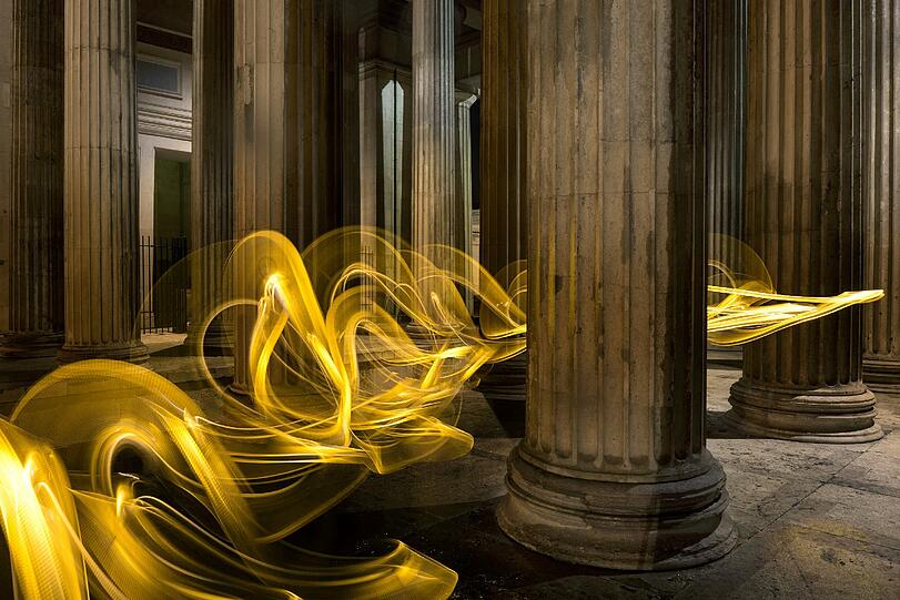 Lightpainting &ndash; dabei verlässt der Fotograf während der Aufnahme den Standpunkt hinter dem Stativ und wird zum Akteur in Bewegung.