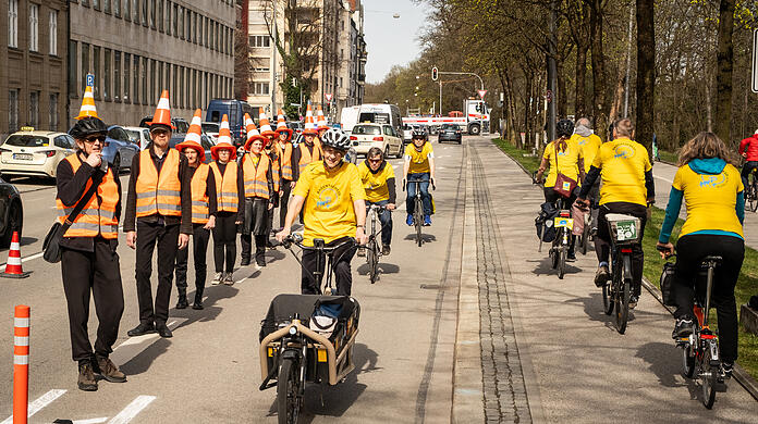 So, aber mit Absperrungen aus Plastik statt Menschen soll der Radweg der Isar entlang aussehen, fordert der Radentscheid München.