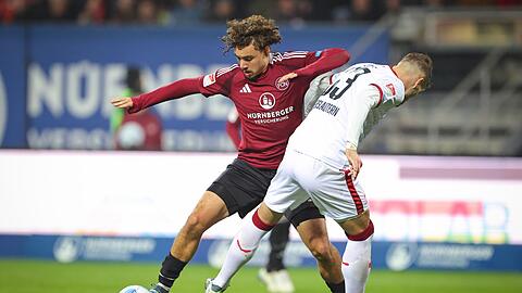 FCN-Youngster Rafael Lubach (l) war von den Lauterern kaum zu stoppen.