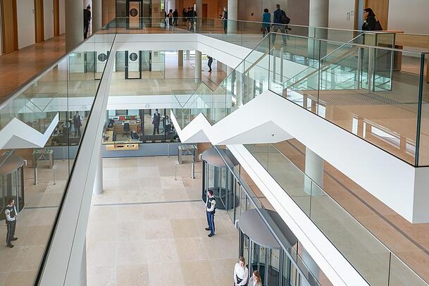 Lichtdurchflutetes Treppenhaus im neuen SJZ. Lichtdurchflutetes Treppenhaus im neuen SJZ.