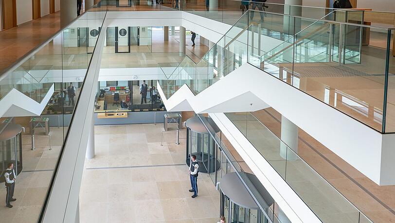 Lichtdurchflutetes Treppenhaus im neuen SJZ. Lichtdurchflutetes Treppenhaus im neuen SJZ.