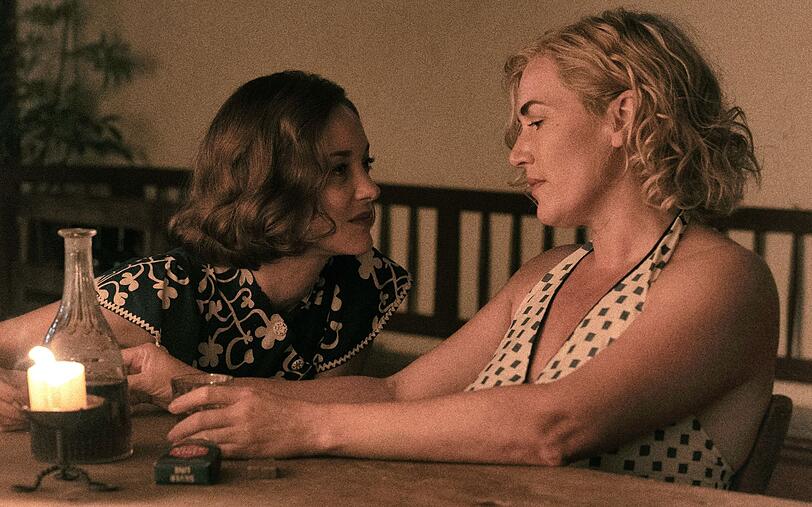 Kate Winslet (rechts, mit Marion Cotillard) verehrt Lee Miller als "eine extreme Liebhaberin, Denkerin, Lebensbejaherin, Köchin, 'Vogue'-Covergirl, Kriegskorrespondentin, Ikone, Mutter". Kate Winslet (rechts, mit Marion Cotillard) verehrt Lee Miller als "eine extreme Liebhaberin, Denkerin, Lebensbejaherin, Köchin, 'Vogue'-Covergirl, Kriegskorrespondentin, Ikone, Mutter".