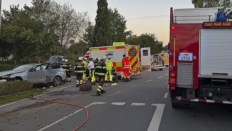 Feuerwehr und Rettungsdienst an der Unfallstelle. Feuerwehr und Rettungsdienst an der Unfallstelle.