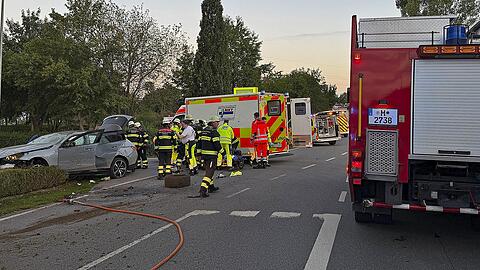 Feuerwehr und Rettungsdienst an der Unfallstelle.