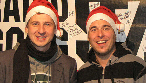 Guido Seibelt (li.) und Martin Siegordner stellen neue &bdquo;Last Christmas&ldquo;-Varianten vor.