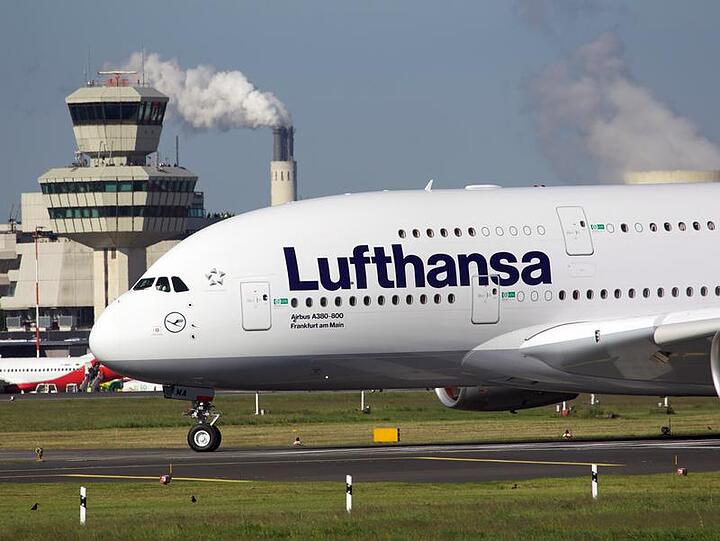Der erste Airbus A380 der Lufthansa nach der Landung in Johannesburg