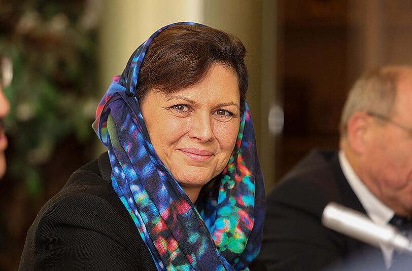 Mit Kopftuch zu Besuch im Iran: Ilse Aigner.