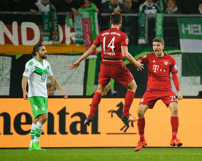 27.Oktober - die beste Halbzeit?: Wenn, dann kann der VfL Wolfsburg in dieser Saison dem FCB das Wasser reichen - so die Meinung der Experten vor dem Duell. Nach 34 Minuten führen die Bayern mit 3:0 und dominieren die Wölfe nach Belieben. Die Bayern spielen wohl die beste Halbzeit unter Pep Guardiola. Im Anschluss ist von einer "Lehrstunde" die Rede.