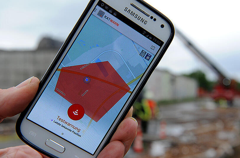 Per Handy auf Katastrophen und Gefahrensituationen hinweisen: Das kann das Katwarn-System. (Archivbild)