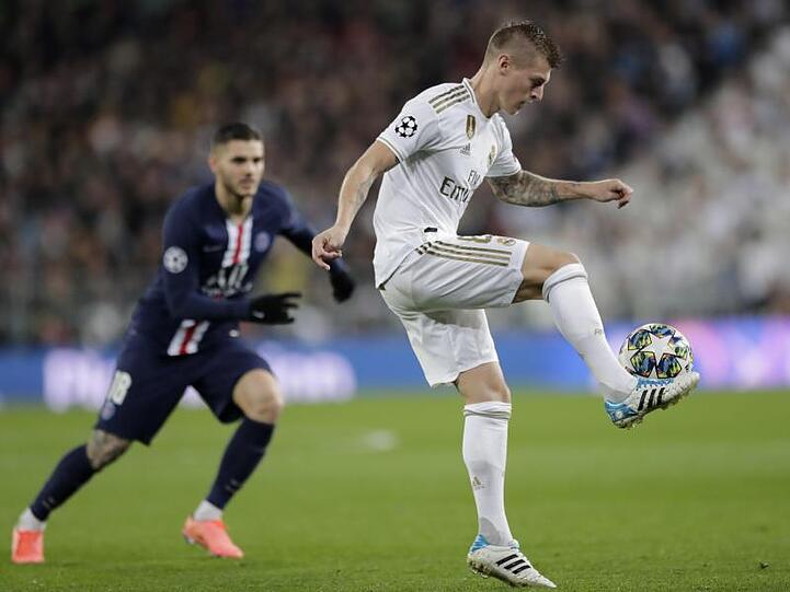 Toni Kroos (r) vergab mit Real Madrid noch den Sieg gegen PSG.