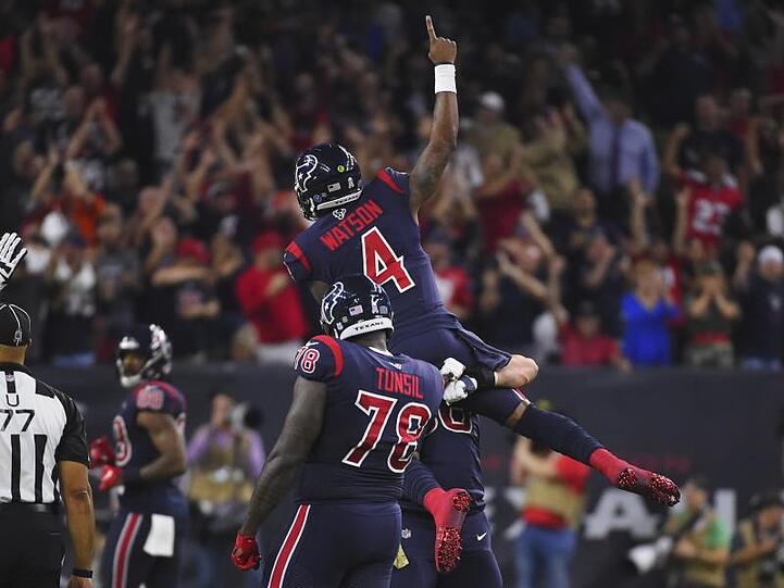 Texans-Quarterback Deshaun Watson (oben) feiert einen Touchdown.