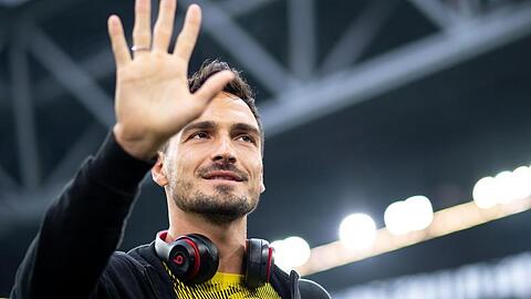Dortmunds Mats Hummels winkt vor der Partie ins Publikum. Foto: Marius Becker