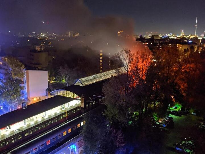 Nach Feuerwehrangaben brannte in dem Sonderzug ein Waggon "in voller Ausdehnung".
