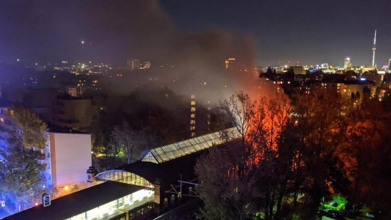 Nach Feuerwehrangaben brannte in dem Sonderzug ein Waggon "in voller Ausdehnung". Nach Feuerwehrangaben brannte in dem Sonderzug ein Waggon "in voller Ausdehnung".