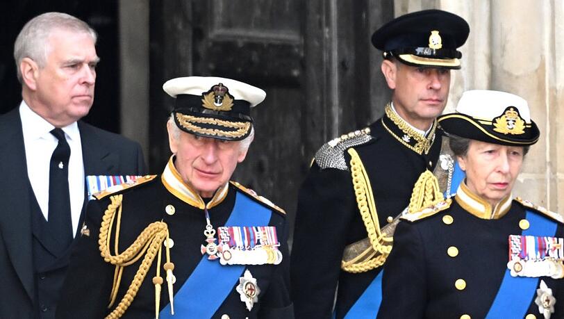 König Charles will Prinzessin Anne und Prinz Edward (r.) zu "Counsellors of State" machen - unter anderem Prinz Andrew (l.) ist zwar auch "Counsellor of State", aber nicht mehr für die Krone aktiv.