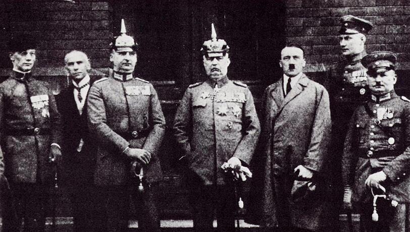 Hitler (3.v.r.) mit Ludendorff (4.v.r.). Hitler (3.v.r.) mit Ludendorff (4.v.r.).