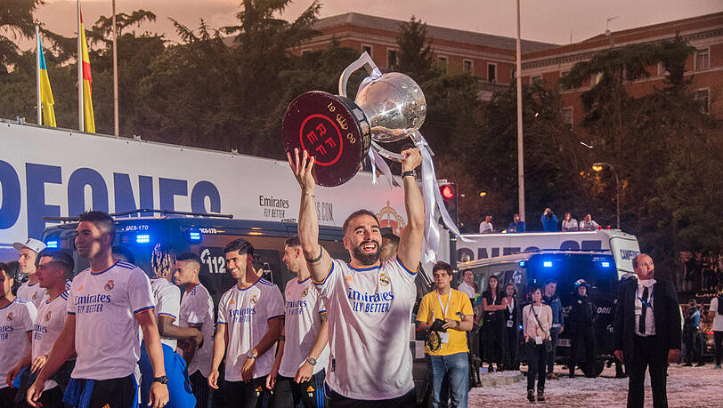 Vergangenes Jahr holte sich Barcelona die Meisterschaft. Mit dem Sieg über Cádiz und der gleichzeitigen Niederlage der Katalanen in Girona holen die Königlichen die Trophäe zurück nach Madrid. Vergangenes Jahr holte sich Barcelona die Meisterschaft. Mit dem Sieg über Cádiz und der gleichzeitigen Niederlage der Katalanen in Girona holen die Königlichen die Trophäe zurück nach Madrid.