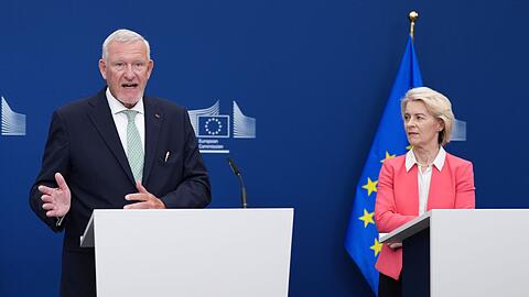 Kommissionspr&auml;sidentin Ursula von der Leyen erh&auml;lt den Bericht.