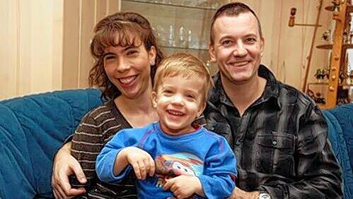 &bdquo;Als wären Schutzengel am Werk gewesen&ldquo;: Dirk Kretschmer, seine Frau Bianca und Sohn Rolf (2).