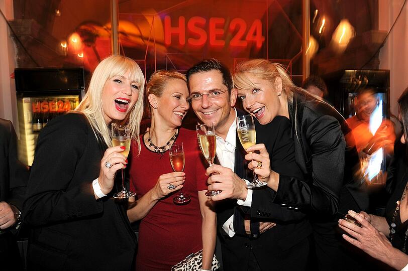 Sarah Kern, Clarissa Jungbluth, Thomas Schürmann und Elke Bergmann bei der HSE24 Champagner Bar auf der Nacht der Medien in München am 16.10.2013