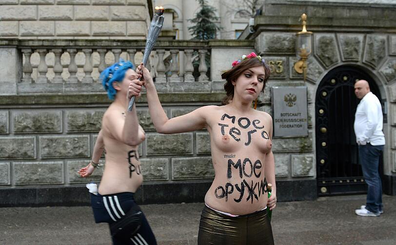 Protest vor der russischen Botschaft in Berlin: Femen-Aktivistinnen demonstrieren zum Auftakt in Sotschi gegen die "Gulag-Spiele".